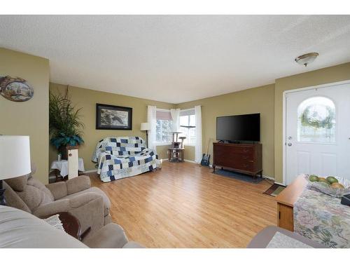 104 Simpson Way, Fort Mcmurray, AB - Indoor Photo Showing Living Room