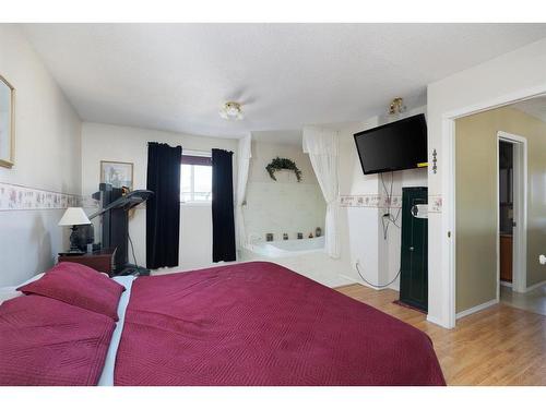 104 Simpson Way, Fort Mcmurray, AB - Indoor Photo Showing Bedroom