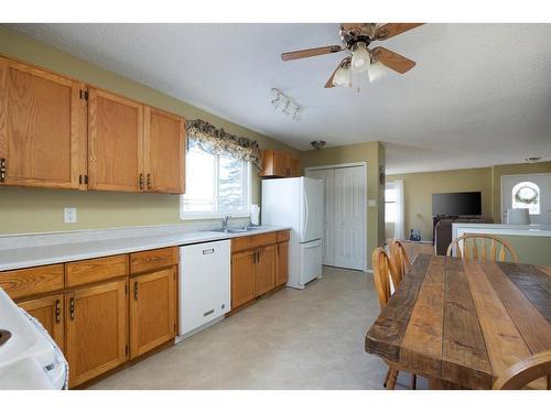 104 Simpson Way, Fort Mcmurray, AB - Indoor Photo Showing Kitchen With Double Sink