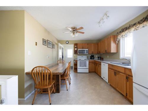 104 Simpson Way, Fort Mcmurray, AB - Indoor Photo Showing Kitchen With Double Sink