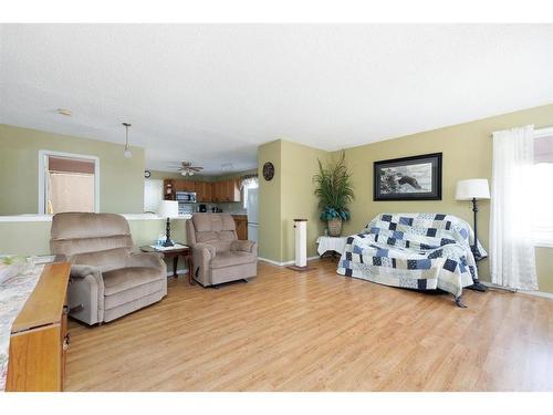 104 Simpson Way, Fort Mcmurray, AB - Indoor Photo Showing Living Room