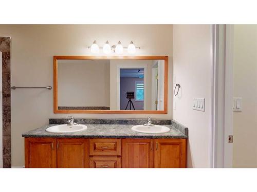 125 Paris Crescent, Fort Mcmurray, AB - Indoor Photo Showing Bathroom