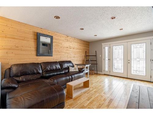 197 Ross Haven Drive, Fort Mcmurray, AB - Indoor Photo Showing Living Room