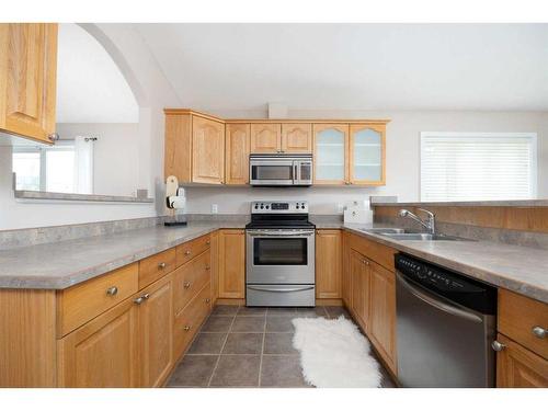498 Pacific Crescent, Fort Mcmurray, AB - Indoor Photo Showing Kitchen With Double Sink