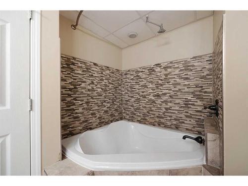 498 Pacific Crescent, Fort Mcmurray, AB - Indoor Photo Showing Bathroom