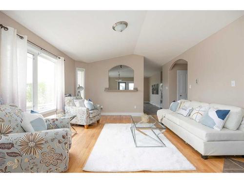 498 Pacific Crescent, Fort Mcmurray, AB - Indoor Photo Showing Living Room