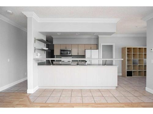 204-9918 Gordon Avenue, Fort Mcmurray, AB - Indoor Photo Showing Kitchen