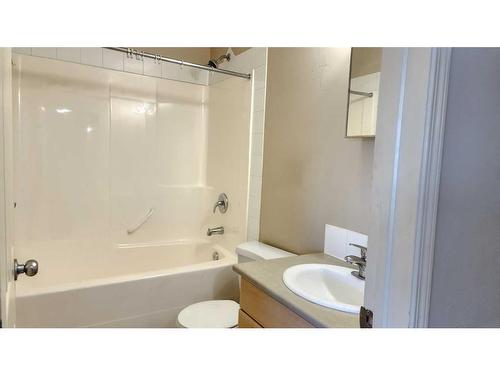 1411-200 Lougheed Drive, Fort Mcmurray, AB - Indoor Photo Showing Bathroom