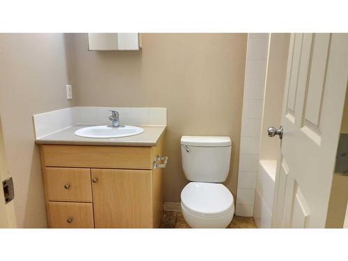 1411-200 Lougheed Drive, Fort Mcmurray, AB - Indoor Photo Showing Bathroom