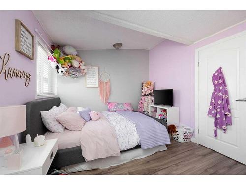 100 Ash Way, Fort Mcmurray, AB - Indoor Photo Showing Bedroom