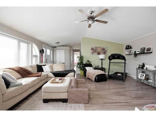100 Ash Way, Fort Mcmurray, AB - Indoor Photo Showing Living Room