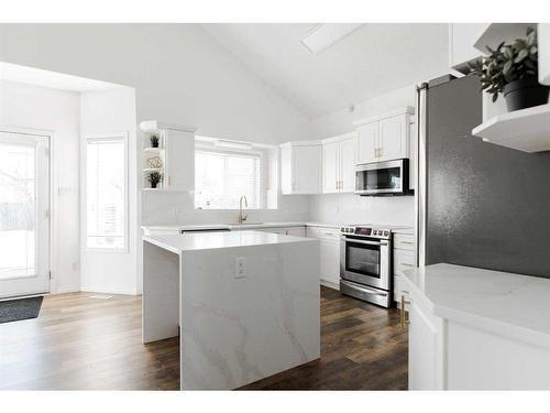 110 Lightbown Bay, Fort Mcmurray, AB - Indoor Photo Showing Kitchen With Upgraded Kitchen