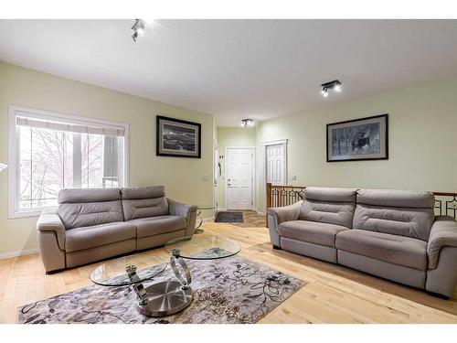 382 Pacific Crescent, Fort Mcmurray, AB - Indoor Photo Showing Living Room