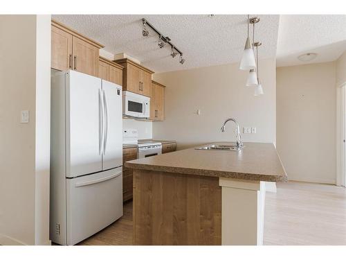 1403-204 Sparrow Hawk Drive, Fort Mcmurray, AB - Indoor Photo Showing Kitchen