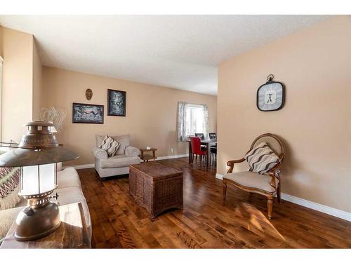 140 Brosseau Crescent, Fort Mcmurray, AB - Indoor Photo Showing Living Room