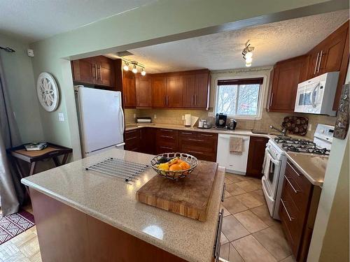 166, 13352 Lakeland Drive, Lac La Biche, AB - Indoor Photo Showing Kitchen