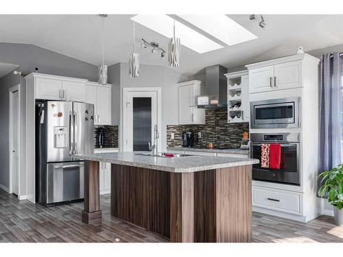 201 Tamarack Way, Fort Mcmurray, AB - Indoor Photo Showing Kitchen With Upgraded Kitchen
