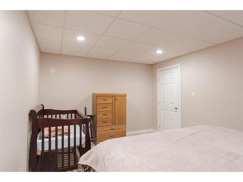 549 Walnut Crescent, Fort Mcmurray, AB - Indoor Photo Showing Bedroom