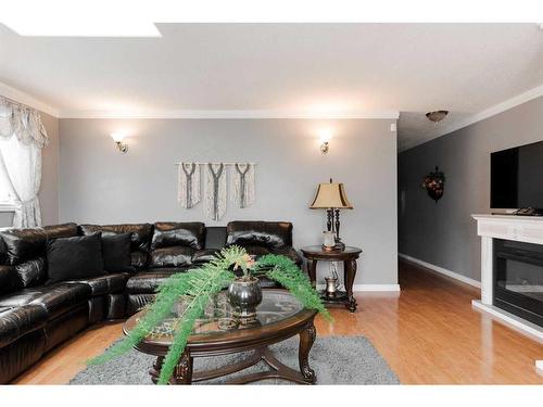 121 Grant Bay, Fort Mcmurray, AB - Indoor Photo Showing Living Room