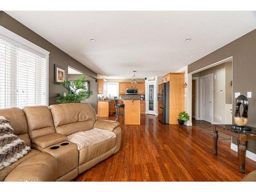 105 Lynx Crescent, Fort Mcmurray, AB - Indoor Photo Showing Living Room