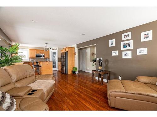 105 Lynx Crescent, Fort Mcmurray, AB - Indoor Photo Showing Living Room