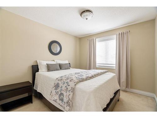 105 Lynx Crescent, Fort Mcmurray, AB - Indoor Photo Showing Bedroom