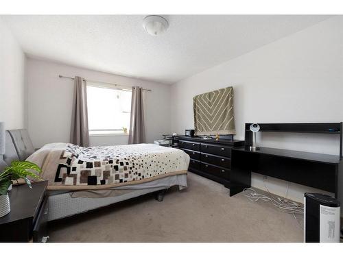 541-200 Richard Street, Fort Mcmurray, AB - Indoor Photo Showing Bedroom