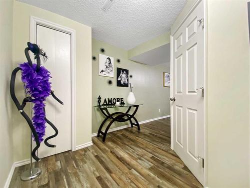 26 Maciver Street, Fort Mcmurray, AB - Indoor Photo Showing Living Room