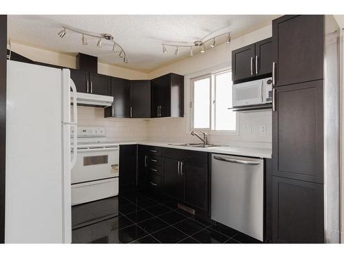 260 Bacon Place, Fort Mcmurray, AB - Indoor Photo Showing Kitchen With Double Sink