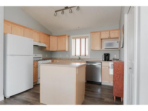101 Steeves Bay, Fort Mcmurray, AB - Indoor Photo Showing Kitchen