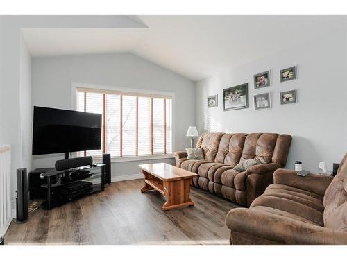 101 Steeves Bay, Fort Mcmurray, AB - Indoor Photo Showing Living Room