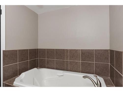 140 Silica Place, Fort Mcmurray, AB - Indoor Photo Showing Bathroom