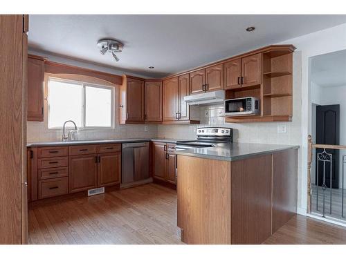 140 Silica Place, Fort Mcmurray, AB - Indoor Photo Showing Kitchen
