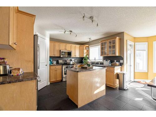 147 Lazarde Place, Fort Mcmurray, AB - Indoor Photo Showing Kitchen