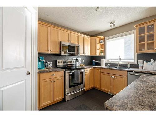 147 Lazarde Place, Fort Mcmurray, AB - Indoor Photo Showing Kitchen With Double Sink