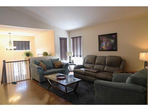 315 Pacific Crescent, Fort Mcmurray, AB - Indoor Photo Showing Living Room