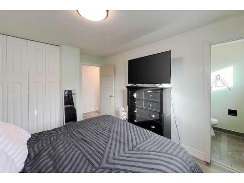 9909 Gordon Avenue, Fort Mcmurray, AB - Indoor Photo Showing Bedroom