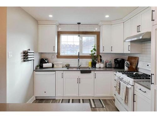 9909 Gordon Avenue, Fort Mcmurray, AB - Indoor Photo Showing Kitchen With Double Sink