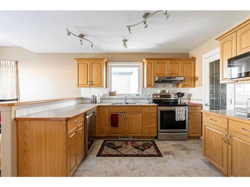 317 Archibald Close, Fort Mcmurray, AB - Indoor Photo Showing Kitchen With Double Sink