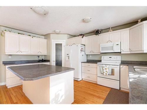 312 Burton Place, Fort Mcmurray, AB - Indoor Photo Showing Kitchen