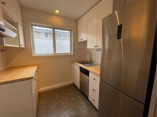 218-600 Signal Road, Fort Mcmurray, AB - Indoor Photo Showing Kitchen