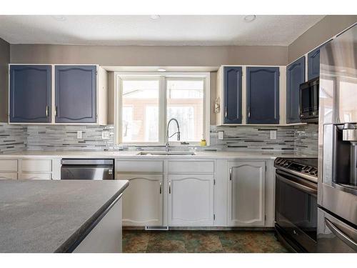 276 Ermine Crescent, Fort Mcmurray, AB - Indoor Photo Showing Kitchen With Stainless Steel Kitchen With Upgraded Kitchen