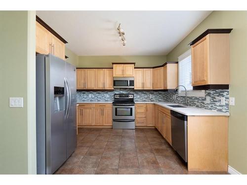 254 Thrush Street, Fort Mcmurray, AB - Indoor Photo Showing Kitchen