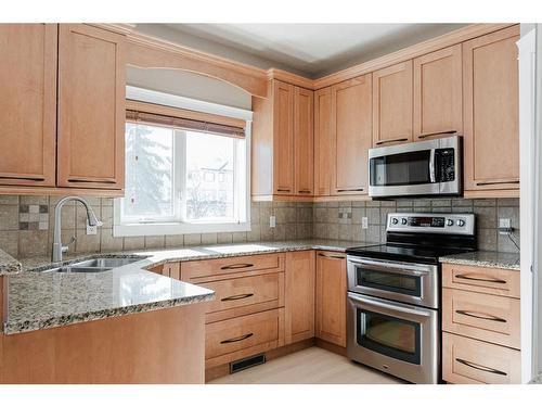121 Williams Place, Fort Mcmurray, AB - Indoor Photo Showing Kitchen With Stainless Steel Kitchen With Double Sink With Upgraded Kitchen