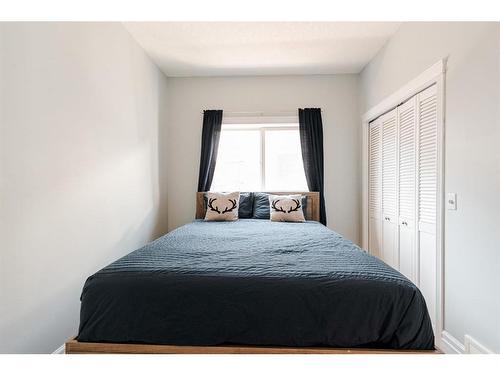 121 Williams Place, Fort Mcmurray, AB - Indoor Photo Showing Bedroom