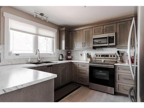 136 Marten Place, Fort Mcmurray, AB - Indoor Photo Showing Kitchen With Double Sink