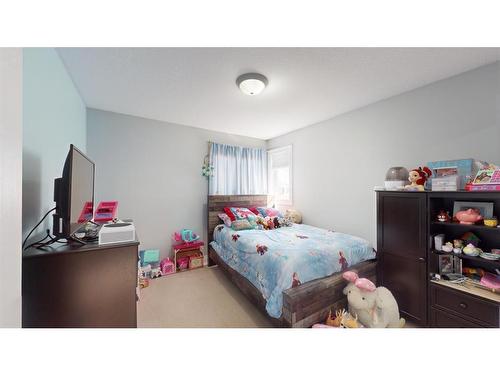 290 Pacific Crescent, Fort Mcmurray, AB - Indoor Photo Showing Bedroom
