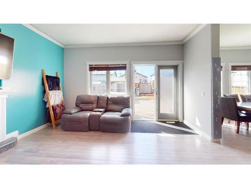 290 Pacific Crescent, Fort Mcmurray, AB - Indoor Photo Showing Living Room