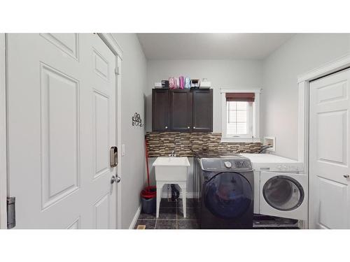 290 Pacific Crescent, Fort Mcmurray, AB - Indoor Photo Showing Laundry Room