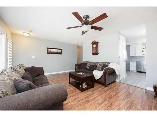 13 Bennett Crescent, Fort Mcmurray, AB - Indoor Photo Showing Living Room